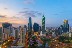 Skyline de Ciudad de Panamá al atardecer, mercado de inversión inmobiliaria para brokers y compradores extranjeros