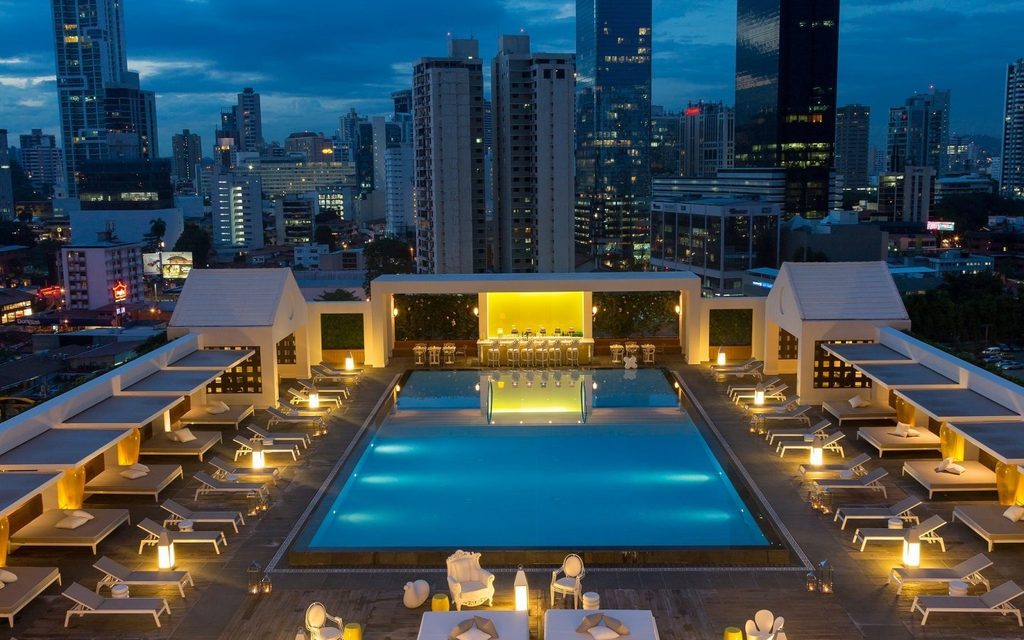 Piscina de 300 metros cuadrados en Yoo Panama al atardecer con vista al skyline de Ciudad de Panamá