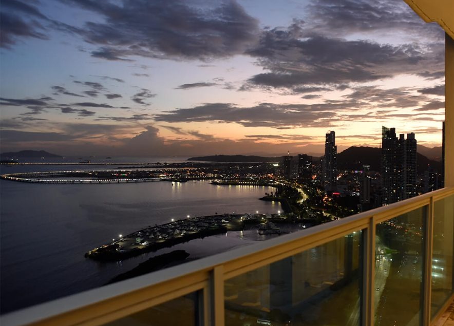 Vista al atardecer sobre la bahía de Ciudad de Panamá desde un balcón de Yoo Panama en Avenida Balbo