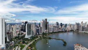 Vista panorámica del skyline de Ciudad de Panamá y el océano Pacífico desde Avenida Balboa, la dirección más icónica donde se ubica Yoo Panama