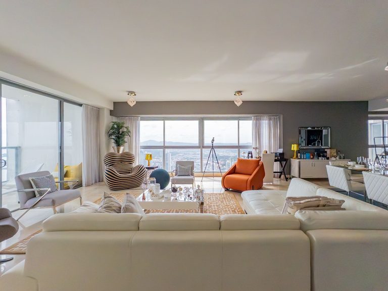 Interior de apartamento en Yoo Panama con mobiliario de diseño y vista panorámica al skyline de Ciudad de Panamá